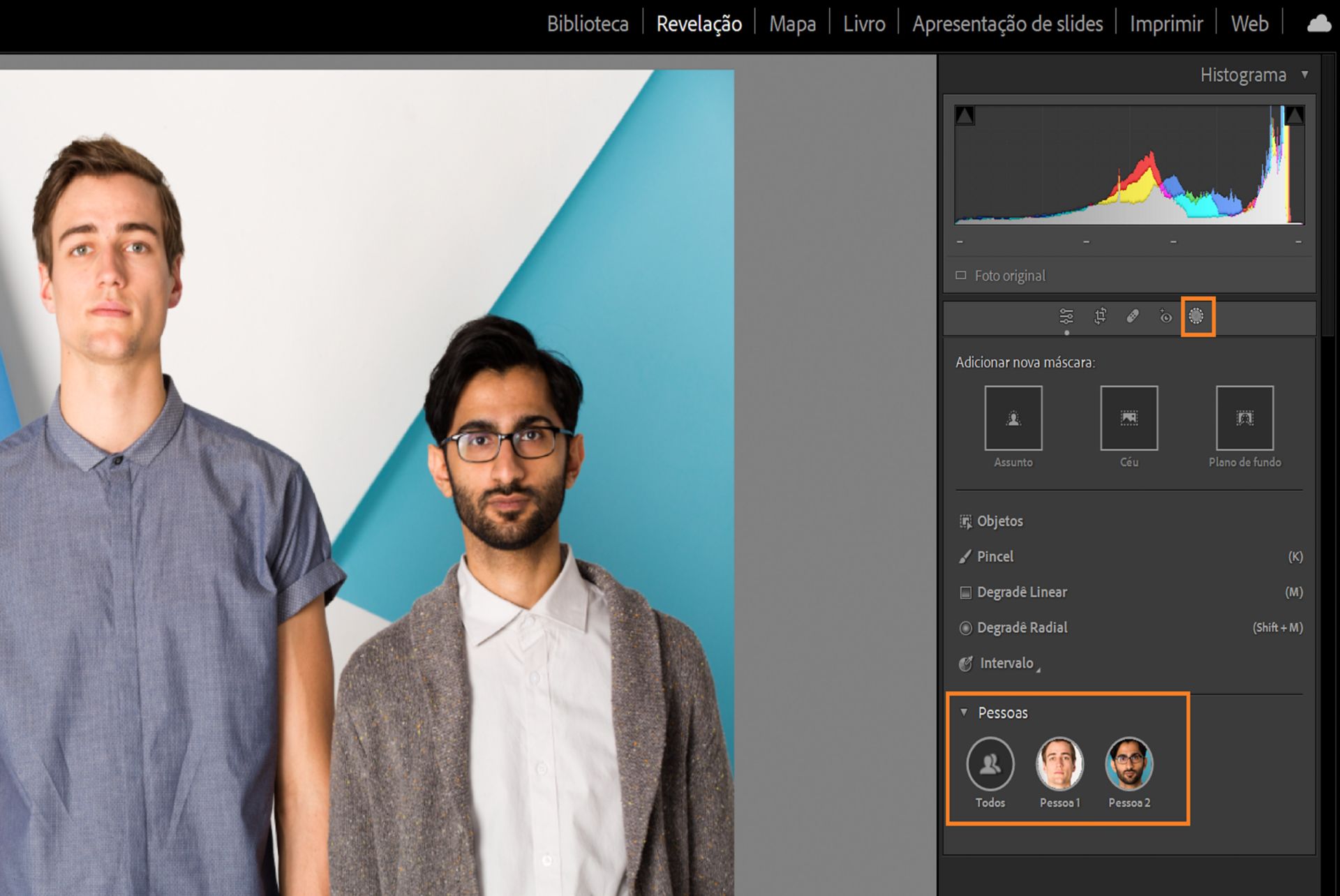 Foto de dois homens para mostrar a capacidade de seleção de pessoas mascaradas