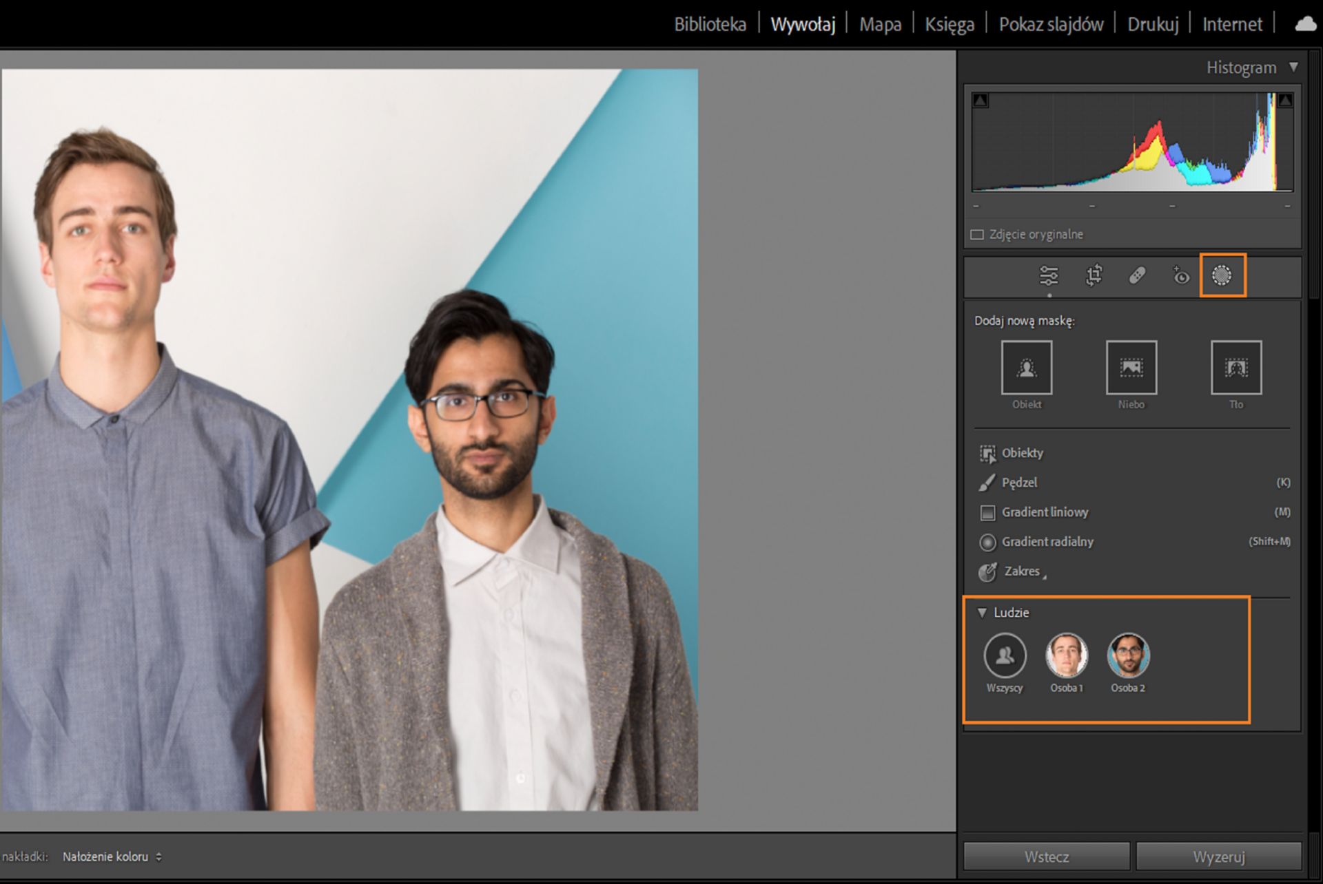 Zdjęcie dwóch mężczyzn w celu zaprezentowania możliwości wyboru maskowania osób
