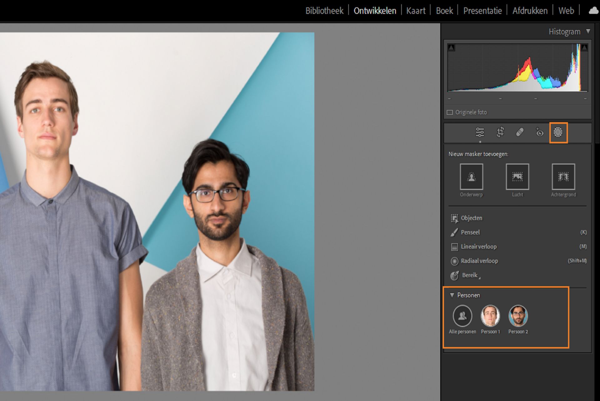 Foto van twee mannen ter demonstratie van het masker Personen selecteren