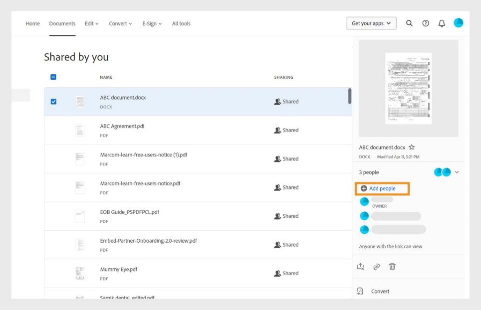 عند تحديد مستند من القائمة، تظهر قائمة في الجزء الأيمن تتضمن خيارات لإضافة أشخاص إلى المستند الحالي أو إلغاء مشاركة الملف أو مشاركة رابط أو حذف الملف الذي تمت مشاركته.