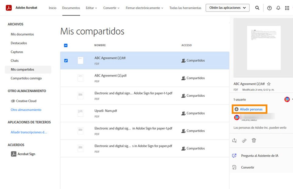 Al seleccionar un documento de la lista, aparece un menú en el panel de la derecha que ofrece opciones para añadir usuarios al documento existente, anular la compartición del archivo, compartir un vínculo o eliminar el archivo compartido.