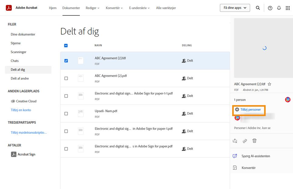 Når du vælger et dokument på listen, vises en menu i højre rude med indstillinger til at føje personer til det eksisterende dokument, annullere fildeling, dele et link eller slette den delte fil.