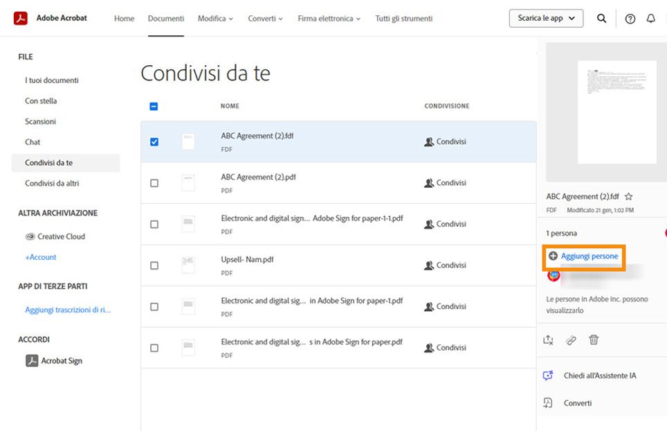 Quando selezioni un documento dall’elenco, viene visualizzato un menu nel riquadro di destra con opzioni per aggiungere persone al documento, annullarne la condivisione, condividere un link o eliminare il file condiviso.