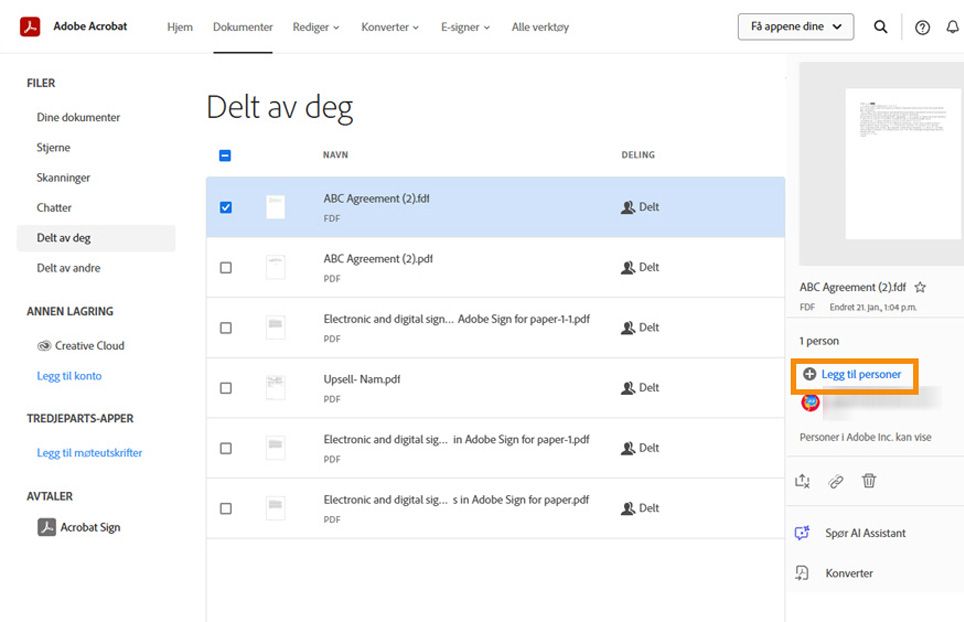Når du velger et dokument fra listen, vises en meny i ruten til høyre som gir alternativer for å legge til personer i det eksisterende dokumentet, oppheve deling av filen, dele en kobling eller slette den delte filen.