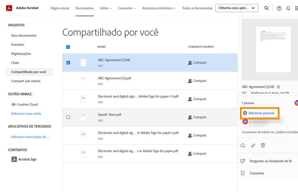 Selecionar um documento da lista abre um menu no painel direito que fornece opções para adicionar pessoas ao documento existente, deixar de compartilhar o arquivo, compartilhar um link ou excluir o arquivo compartilhado.