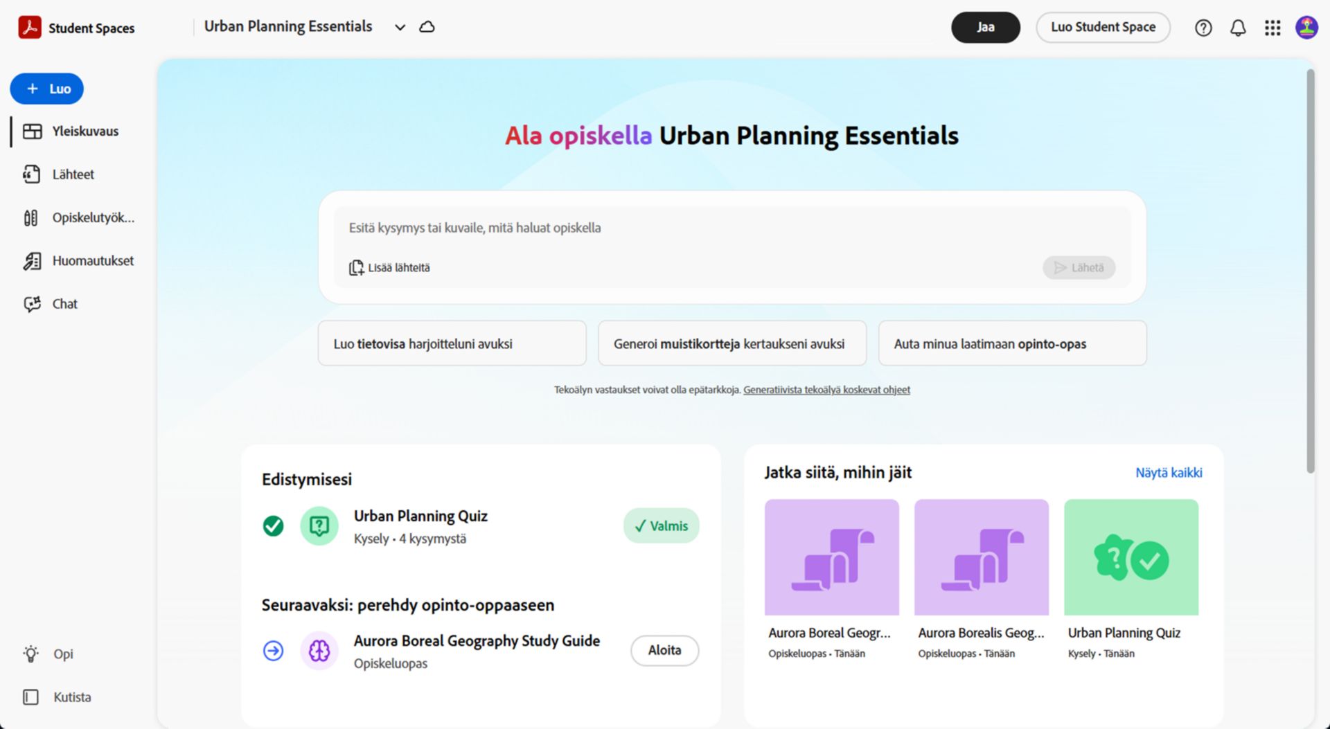 Student Spaces -yleiskatsaus näyttää keskustelupaneelin, ladatut lähteet ylhäällä ja opiskelutyökalujen ruudukon, mukaan lukien sanakortit, tietokilpailut, opiskeluoppaat, opiskelupaketit, podcastit, esitykset ja videoyhteenvedot.