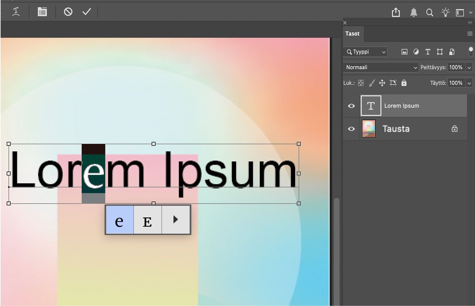Teksti, jonka valitun merkin kohdalla näkyy vaihtoehtoisten glyyfien ruudukko.Tasot-paneelissa näkyy aktiivinen tekstitaso.