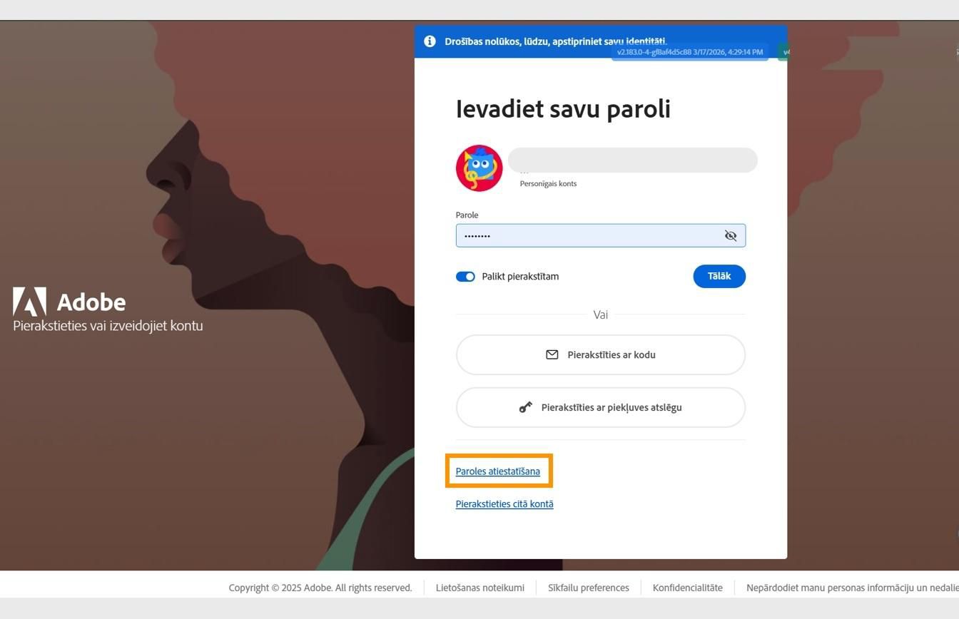 Adobe pierakstīšanās lapa, kurā redzams dialoglodziņš Ievadiet paroli ar iezīmēto pogu Atiestatīt paroli.