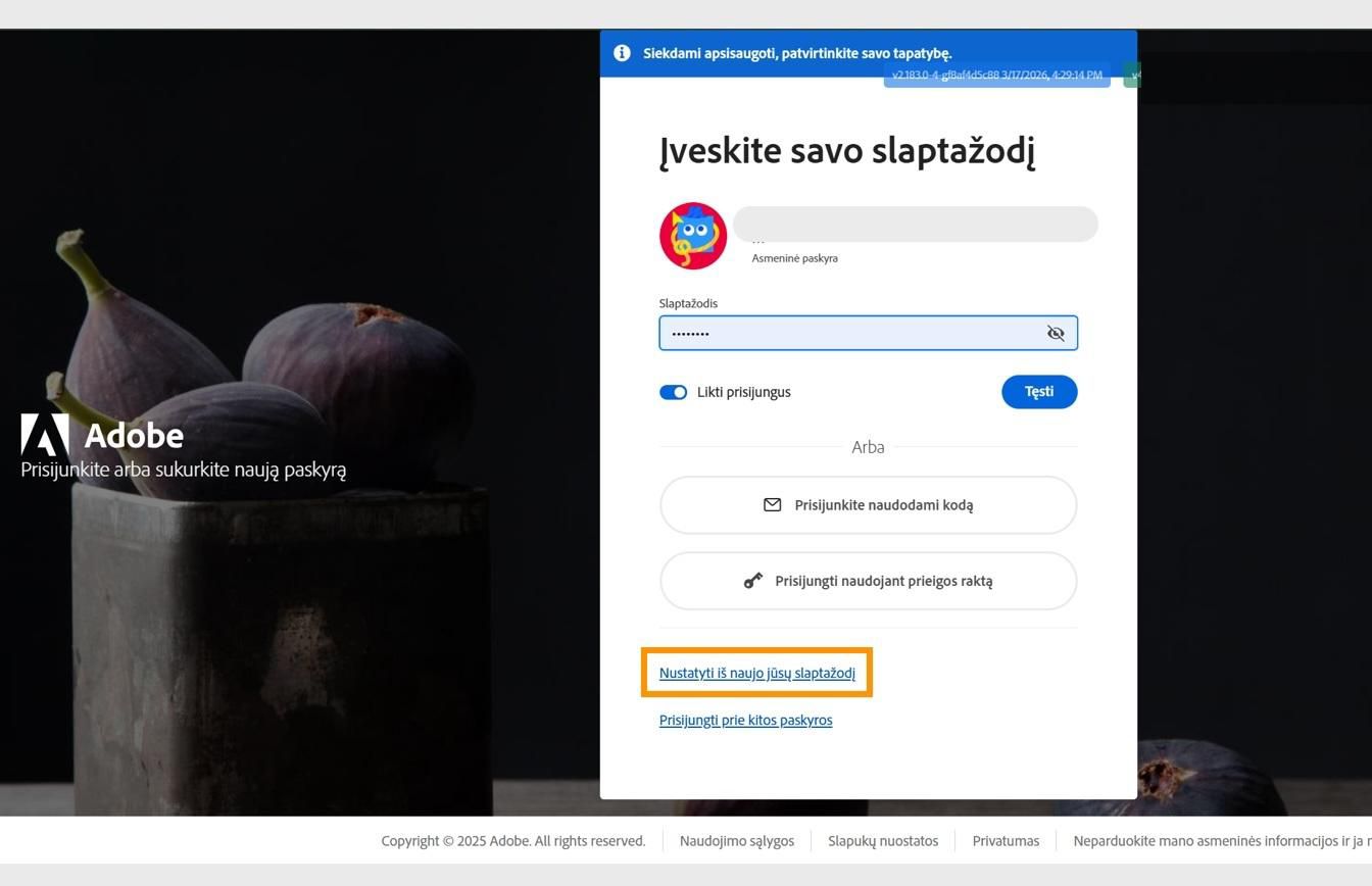„Adobe“ prisijungimo puslapis, kuriame rodomas dialogo langas „Įveskite slaptažodį“ su paryškintu mygtuku „Atkurti slaptažodį“.