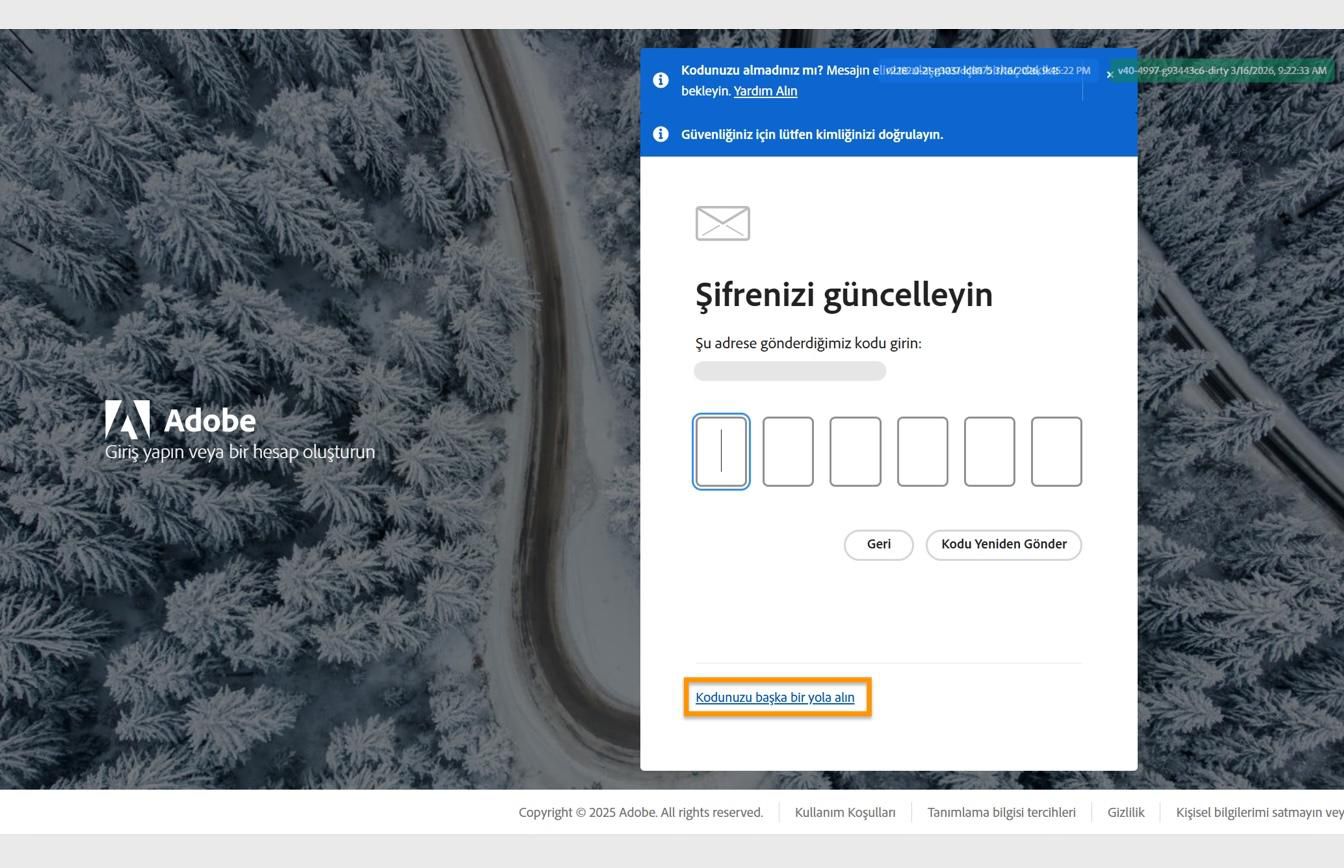 Kodunuzu başka bir yolla alın düğmesi vurgulanmış Parolanızı güncelleyin iletişim kutusu ile Adobe giriş sayfası.