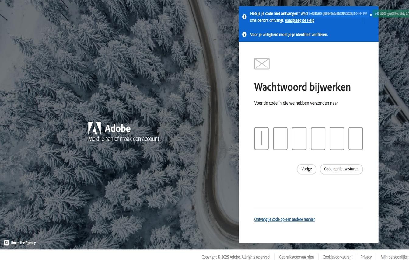 De aanmeldingspagina van Adobe met het dialoogvenster Je wachtwoord bijwerken, waarin de knop Je code op een andere manier ophalen is gemarkeerd