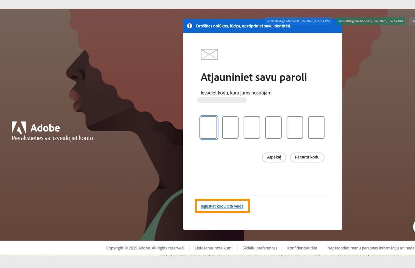 Adobe pierakstīšanās lapa ar dialoglodziņu Atjaunināt paroli, kurā ir iezīmētā poga Saņemt kodu citā veidā