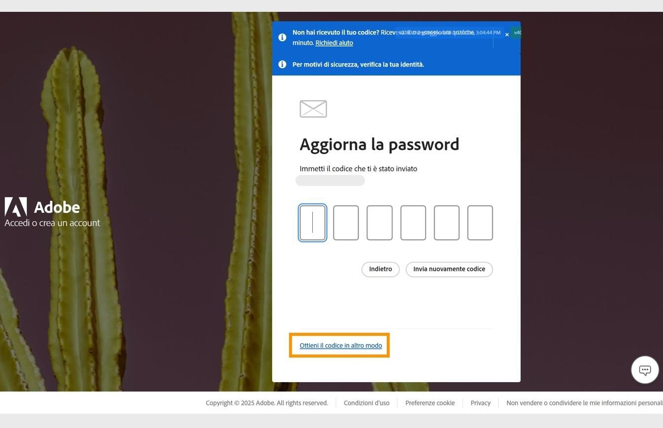 La pagina Accedi di Adobe con la finestra di dialogo Aggiorna la password, in cui è evidenziato il pulsante Ottieni il codice in altro modo