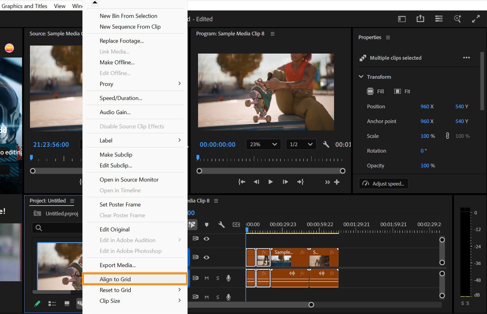 La opción Alinear a la cuadrícula aparece resaltada en el menú contextual de los clips.