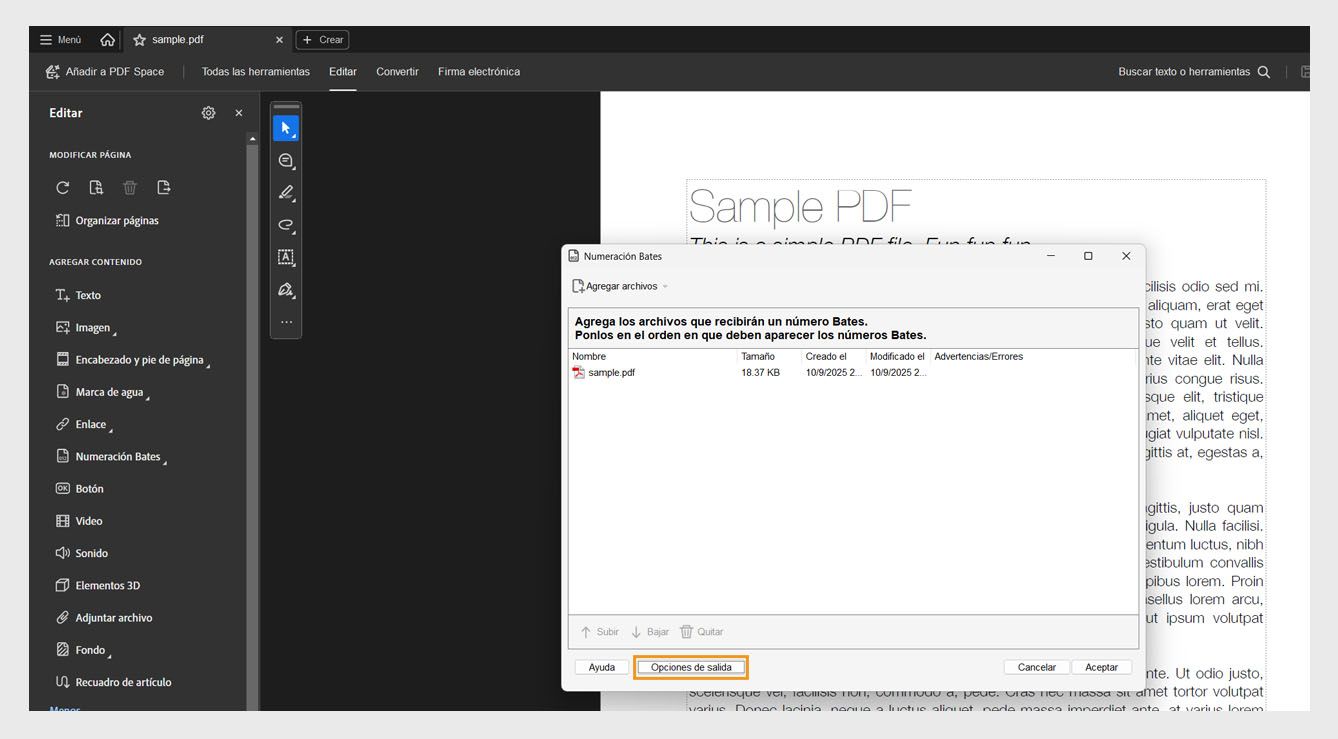 El cuadro de diálogo Numeración Bates muestra el menú Añadir archivos para incluir documentos para la numeración Bates. El archivo listado muestra los detalles de Nombre, Tamaño, fechas de Creación y Modificación, y Advertencias/Errores. La opción Opciones de salida está resaltada.