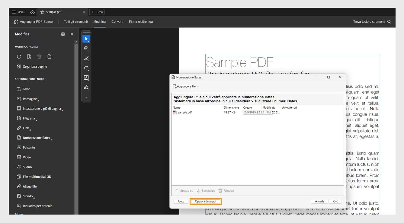 La finestra di dialogo Numerazione Bates mostra il menu Aggiungi file per includere i documenti per la numerazione Bates. Il file elencato mostra i dettagli di Nome, Dimensione, Data di creazione e modifica e Avvisi/Errori. L’opzione Opzioni di output è evidenziata.