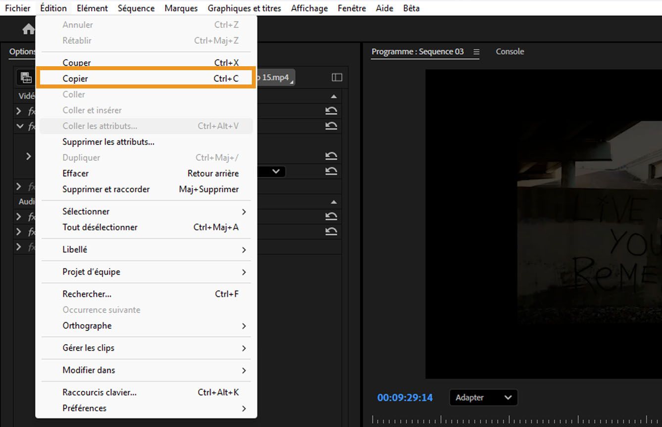 Une transition est sélectionnée dans la séquence, et l'option Copier est mise en surbrillance sous le menu Édition dans la barre de menu