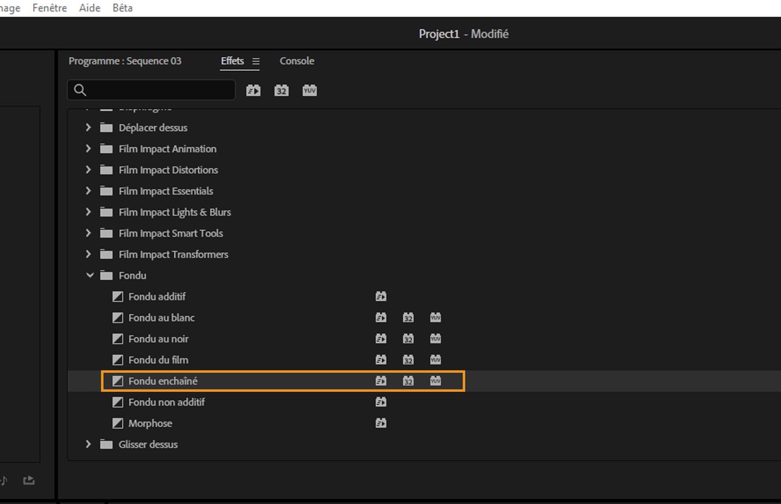 Le panneau Effets est ouvert et parmi la liste des effets, la transition Fondu enchaîné est mise en évidence.