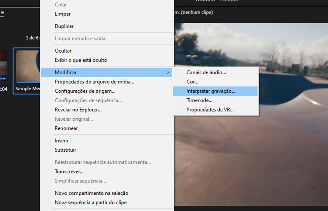 No painel Projeto, vários clipes são exibidos.Um clipe está selecionado e, no menu de contexto, a opção “Interpretar gravação” está selecionada no menu “Modificar”.