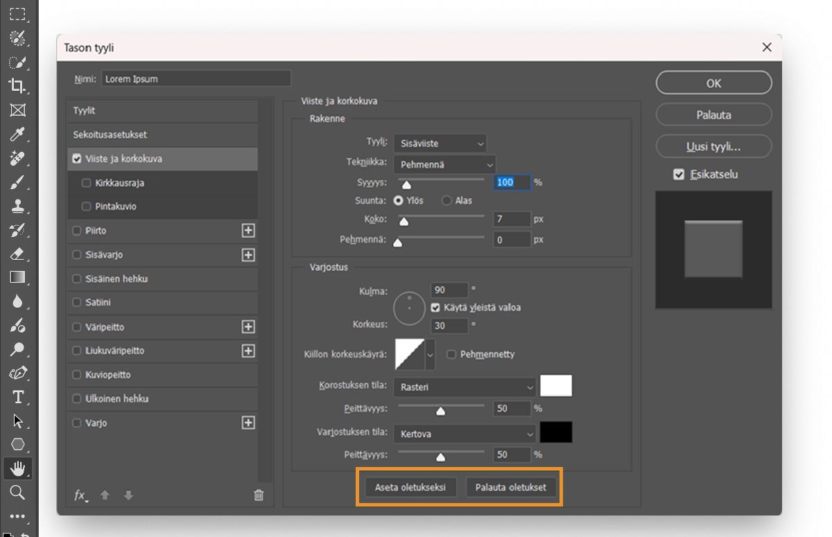 Adobe Photoshopin Tason tyyli -valintaikkuna on avattuna, ja Viiste ja korkokuva -asetukset on otettu käyttöön.Tee oletusarvoksi ja Palauta oletusarvot -painikkeet on korostettu alareunassa.