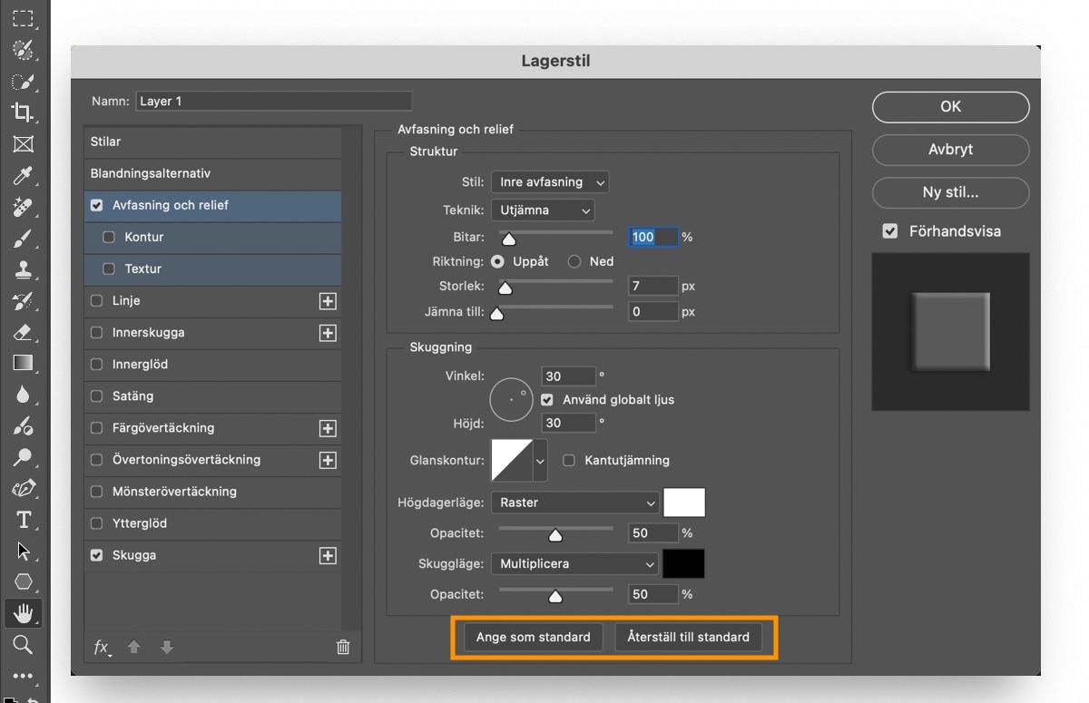 Dialogrutan Lagerstil i Adobe Photoshop visas med inställningarna för Relief och prägling aktiverade.Knapparna Gör till standard och Återställ till standard är markerade längst ner.