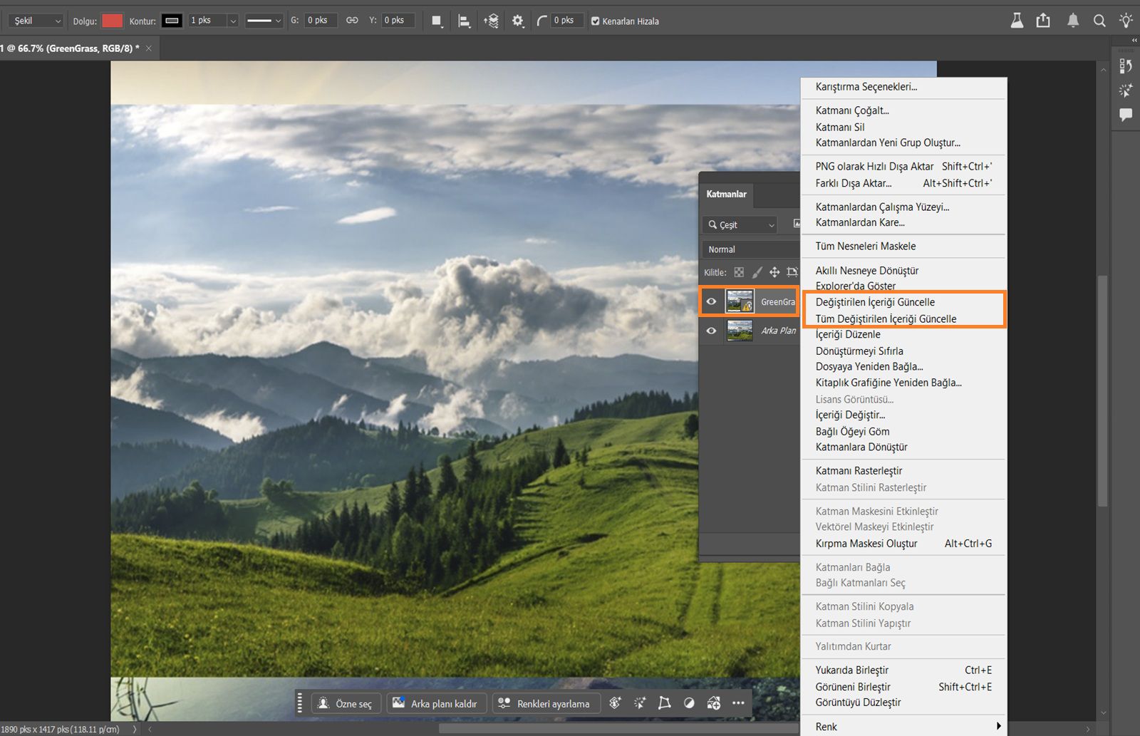 Katmanlar paneli açık ve bağlantılı dosyanın değiştiğini ve güncelleme gerektirdiğini belirten sarı uyarı simgesi olan bir Akıllı Nesne gösteriyor. Sarı uyarı simgesi ve güncelleme komutları vurgulanmış. 