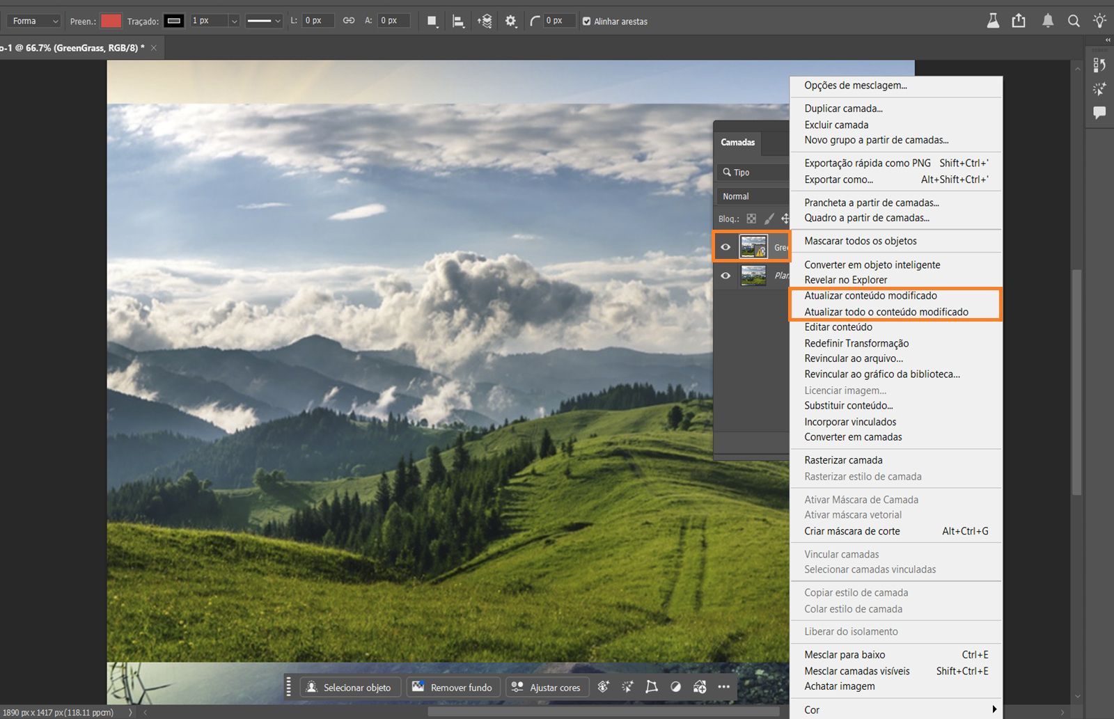 O painel Camadas está aberto e mostra um Objeto Inteligente com um ícone de aviso amarelo, indicando que o arquivo vinculado foi alterado e precisa de atualização. O ícone de aviso amarelo e os comandos de atualização estão destacados. 