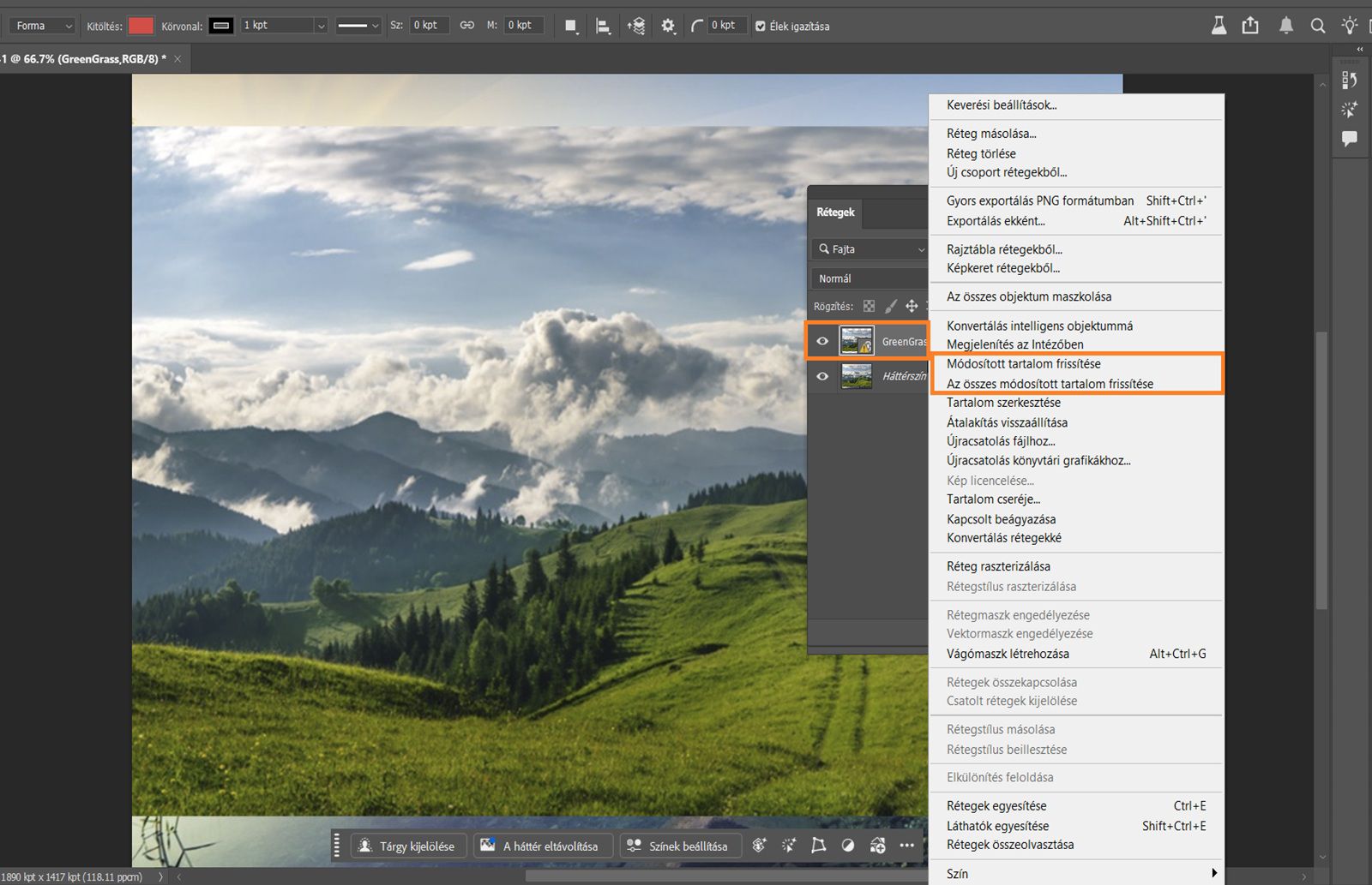 A Rétegek panel meg van nyitva, és egy sárga figyelmeztető ikont tartalmazó intelligens objektum látható rajta, ami azt jelenti, hogy az összekapcsolt fájl megváltozott, és frissíteni kell. A sárga figyelmeztető ikon és a frissítési parancsok kiemelten jelennek meg. 