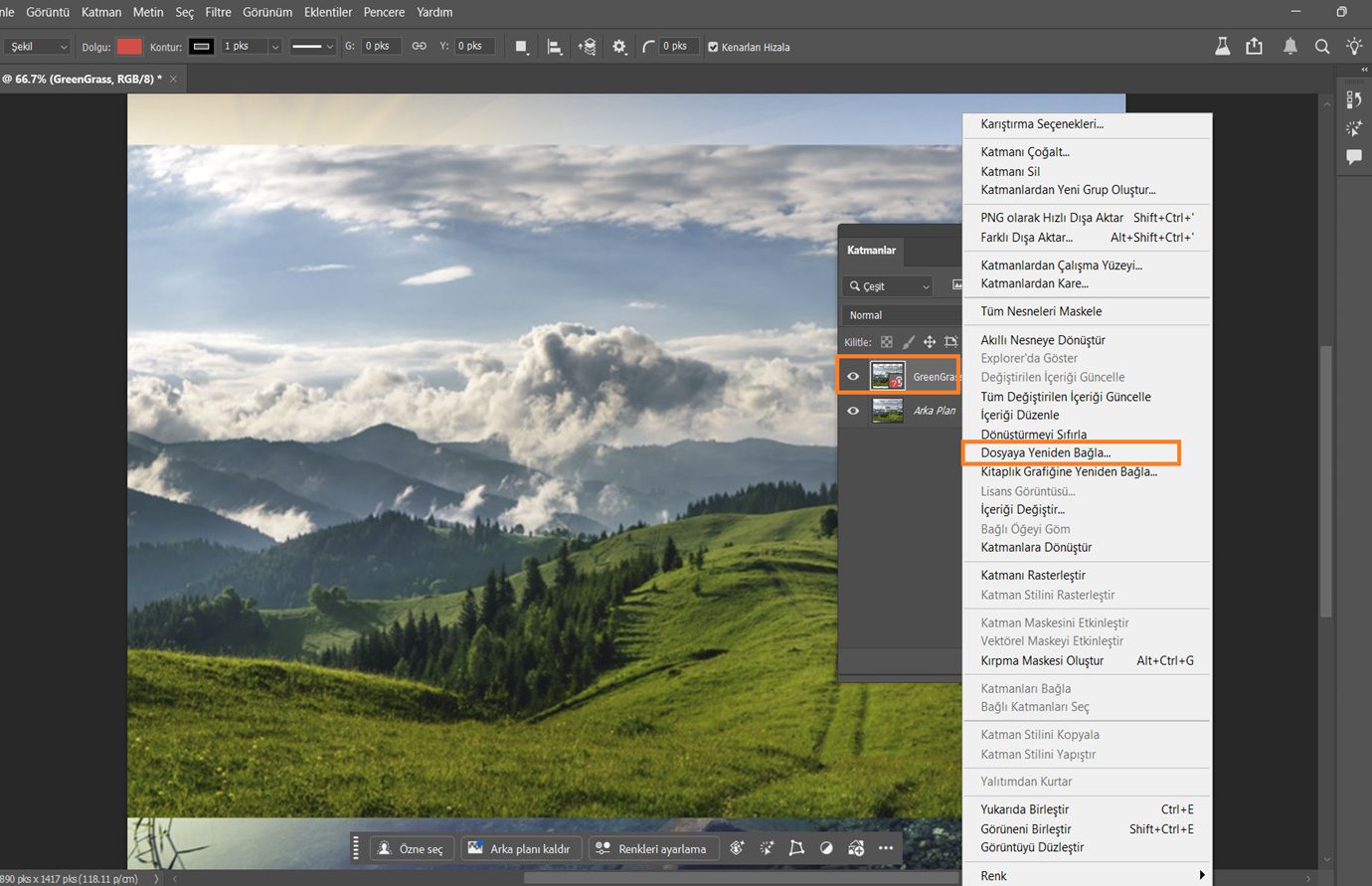Katmanlar paneli açık ve kaynak dosyanın bulunamadığını ve yeniden bağlanması gerektiğini belirten kırmızı eksik dosya simgesi olan bir Akıllı Nesne gösteriyor.Eksik dosya simgesi ve yeniden bağlantı komutu vurgulanmış.