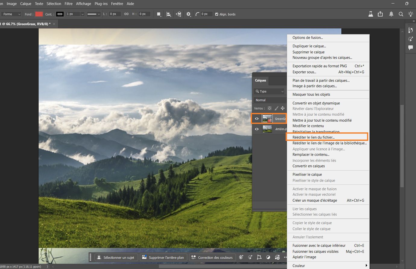 Le panneau Calques est ouvert et affiche un objet dynamique avec une icône rouge de fichier manquant, indiquant que le fichier source est introuvable et doit être relié. L’icône de fichier manquant et la commande Rééditer le lien du fichier sont mises en évidence.