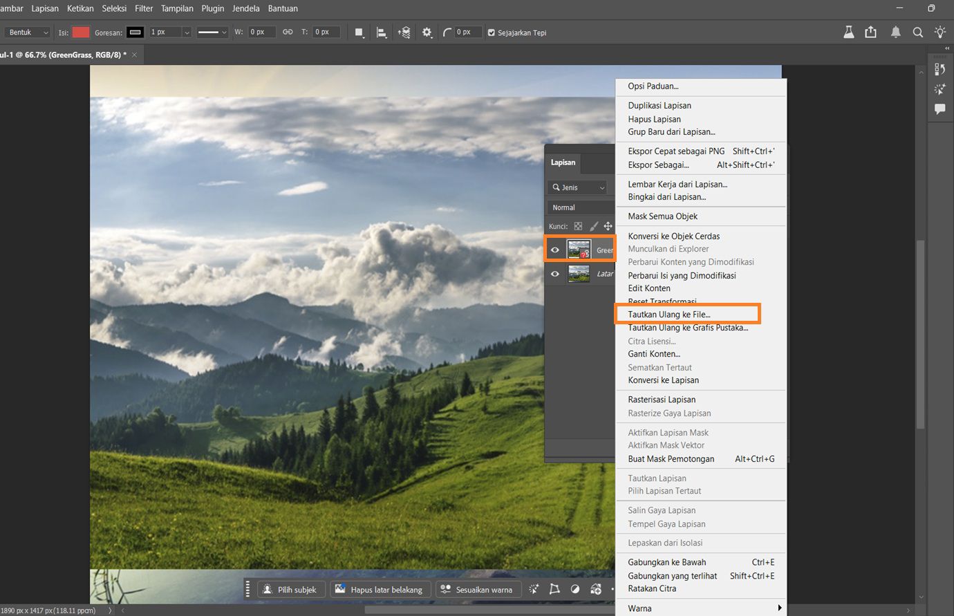Panel Lapisan terbuka dan menampilkan Objek Cerdas dengan ikon file hilang berwarna merah, yang berarti file sumber tidak dapat ditemukan dan harus ditautkan ulang.Ikon file yang hilang dan perintah tautan ulang disorot.