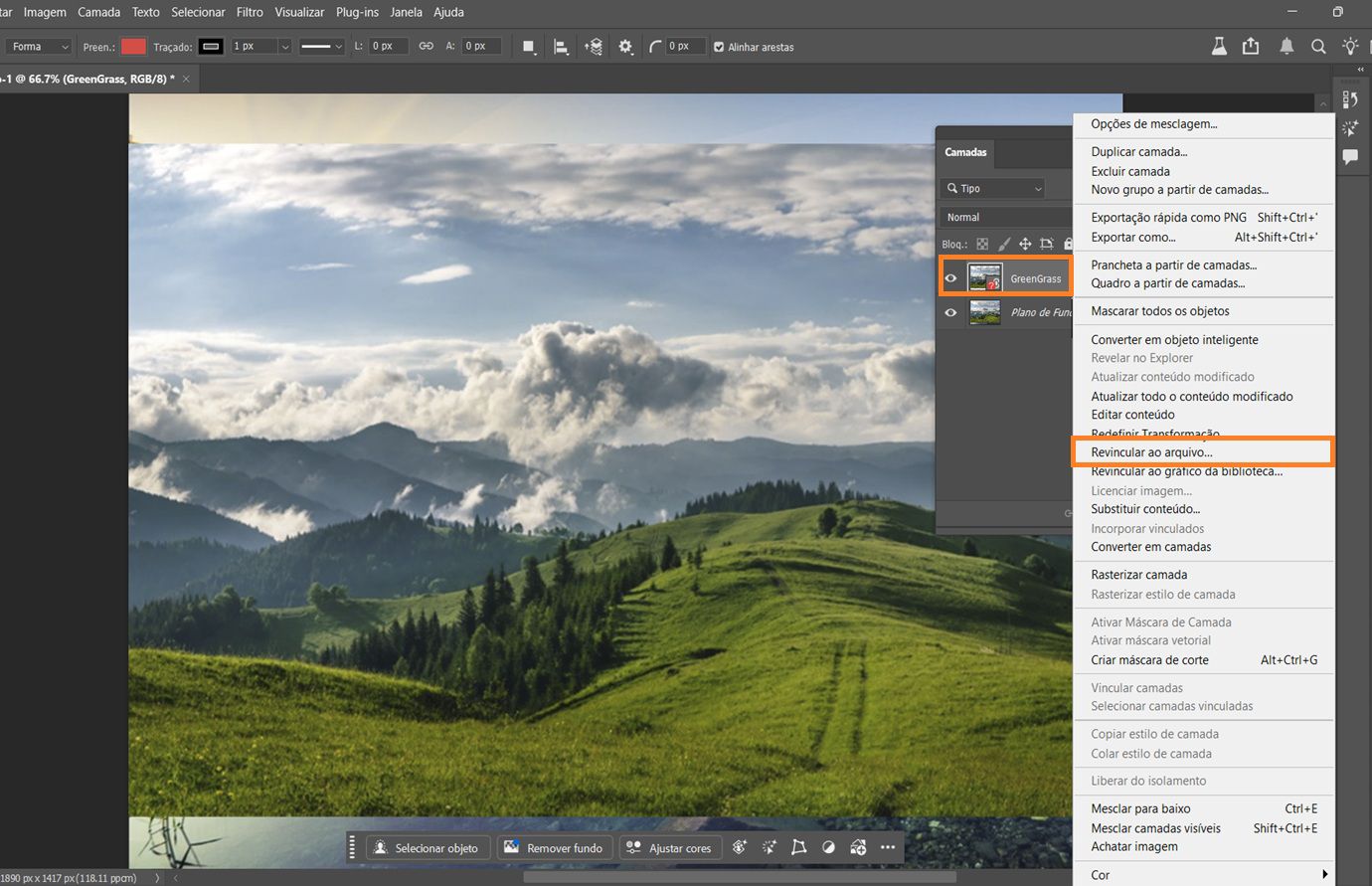 O painel Camadas está aberto e mostra um Objeto Inteligente com um ícone vermelho de arquivo ausente, indicando que o arquivo de origem não pode ser encontrado e deve ser revinculado. O ícone de arquivo ausente e o comando de revincular estão destacados.