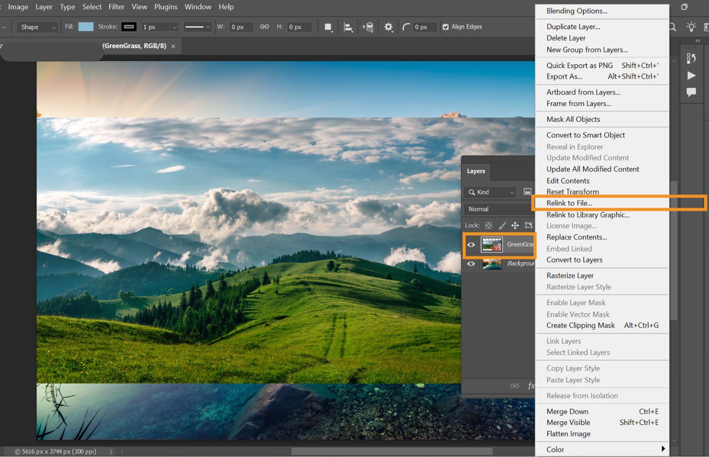 הלוח Layers פתוח ומציג Smart Object עם סמל אדום על כך שחסר קובץ, שמשמעותו שלא ניתן למצוא את קובץ המקור ושיש לקשר את האובייקט מחדש.סמל של קובץ חסר ופקודת הקישור מחדש מודגשים.