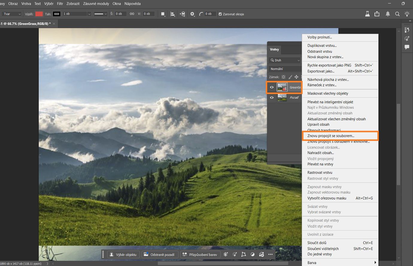 Panel Layers je otevřený a zobrazuje chytrý objekt s červenou ikonou chybějícího souboru, což znamená, že zdrojový soubor nelze najít a musí být znovu propojen.Ikona chybějícího souboru a příkaz pro opětovné propojení jsou zvýrazněny.