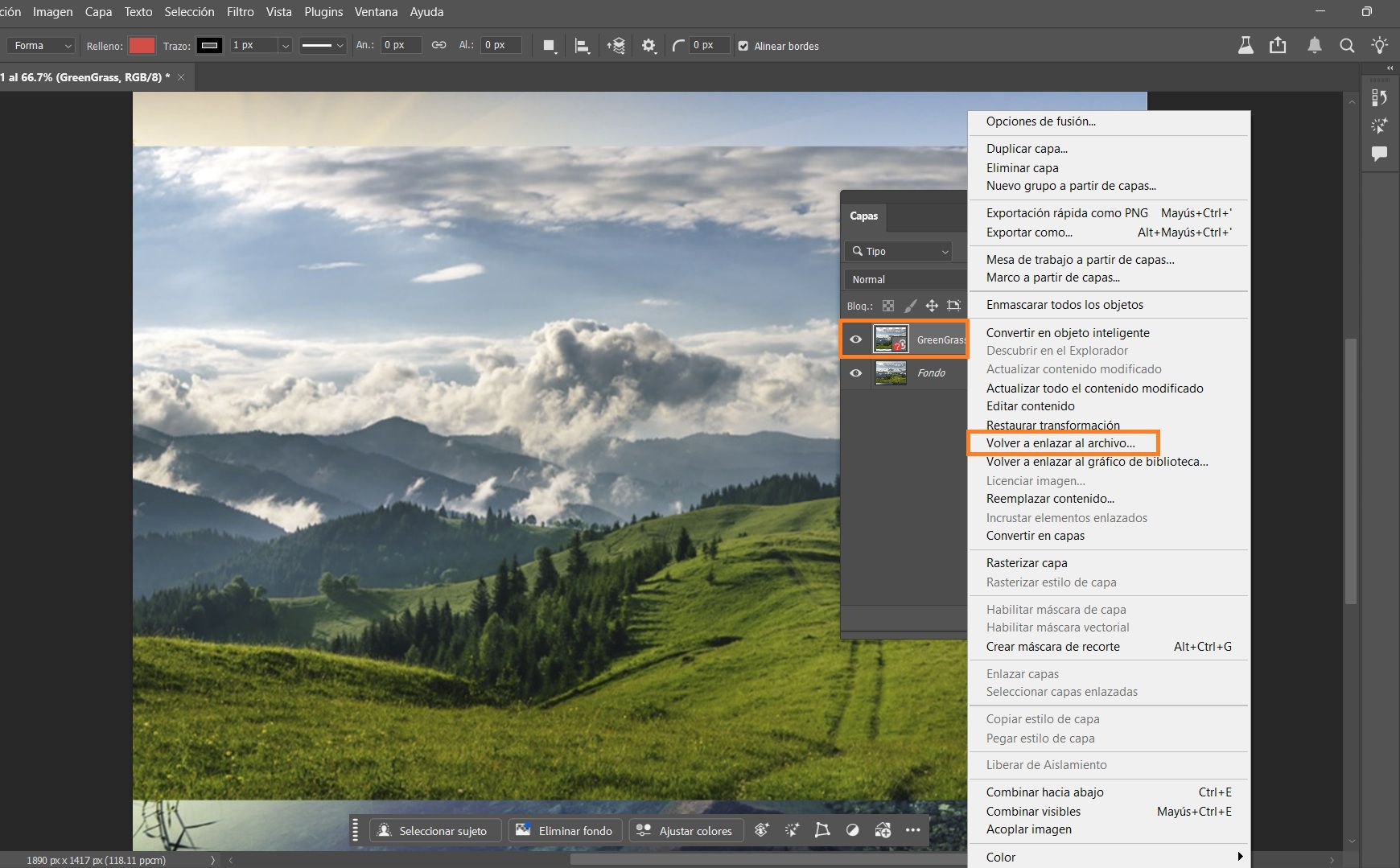 El panel Layers está abierto y muestra un Objeto Inteligente con un icono rojo de archivo faltante, lo que significa que el archivo de fuente no se puede encontrar y debe ser revinculado.El icono de archivo faltante y el comando de revinculación están resaltados.
