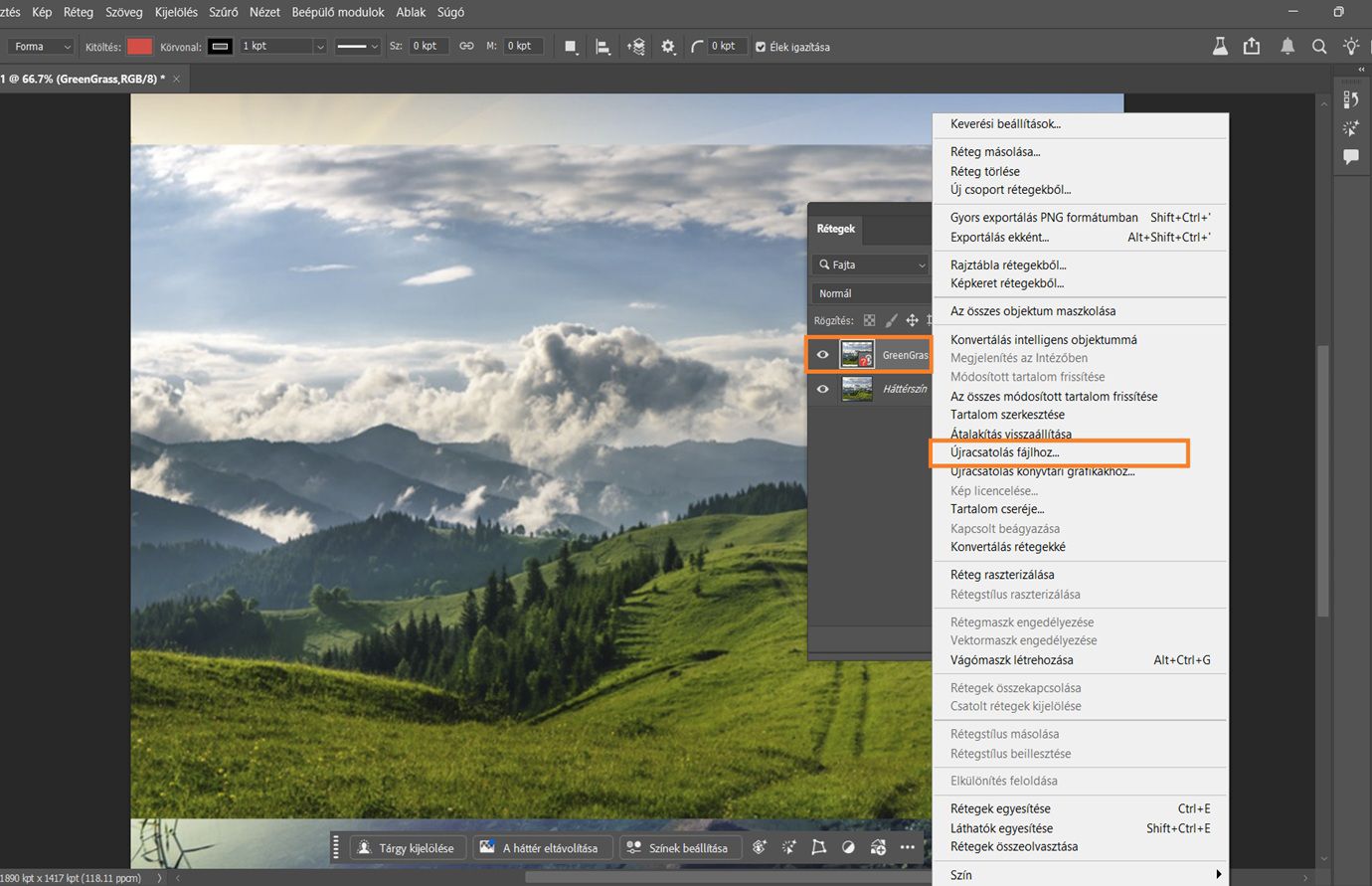 A Rétegek panel meg van nyitva, és egy intelligens objektum látható rajta, amelyen piros, hiányzó fájl ikon látható, ami azt jelenti, hogy a forrásfájl nem található, és újra kell csatolni. A hiányzó fájl ikon és az újracsatolási parancs ki vannak emelve.