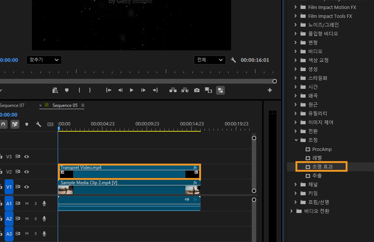 효과 패널에서 번개 효과가 선택되어 타임라인의 투명 비디오 클립에 적용되었습니다.
