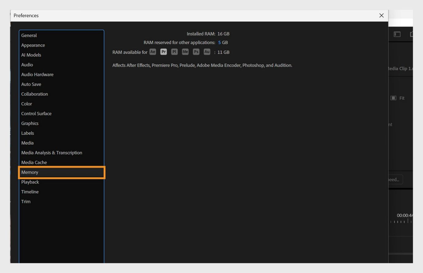 El cuadro de diálogo Preferencias está abierto en el panel Memoria, mostrando la RAM total instalada, la cantidad reservada para otras aplicaciones y la RAM restante disponible para otras aplicaciones de Adobe como Premiere Pro.