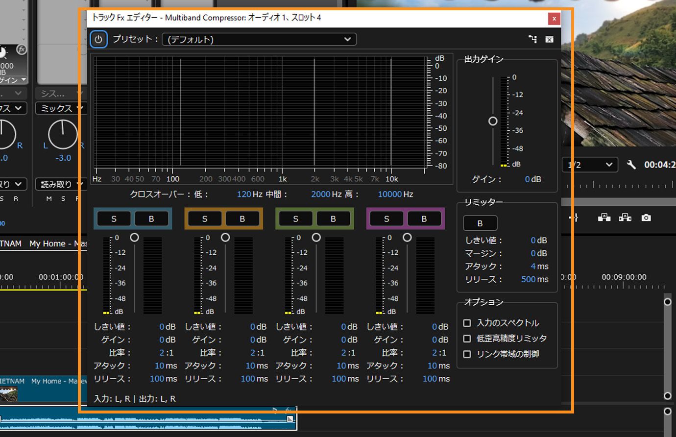 Premiere Pro のマルチバンドコンプレッサパネル。4 つの周波数帯域のクロスオーバー周波数、ゲインスライダー、圧縮比、リミッター設定を表示しています。