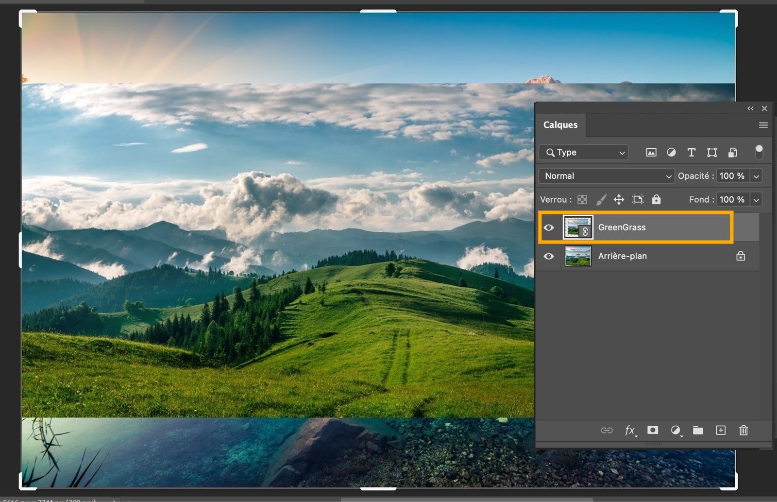L’espace de travail Photoshop affiche des collines vertes et le ciel. Dans le panneau Calques, le calque d’objet dynamique lié GreenGrass est sélectionné.