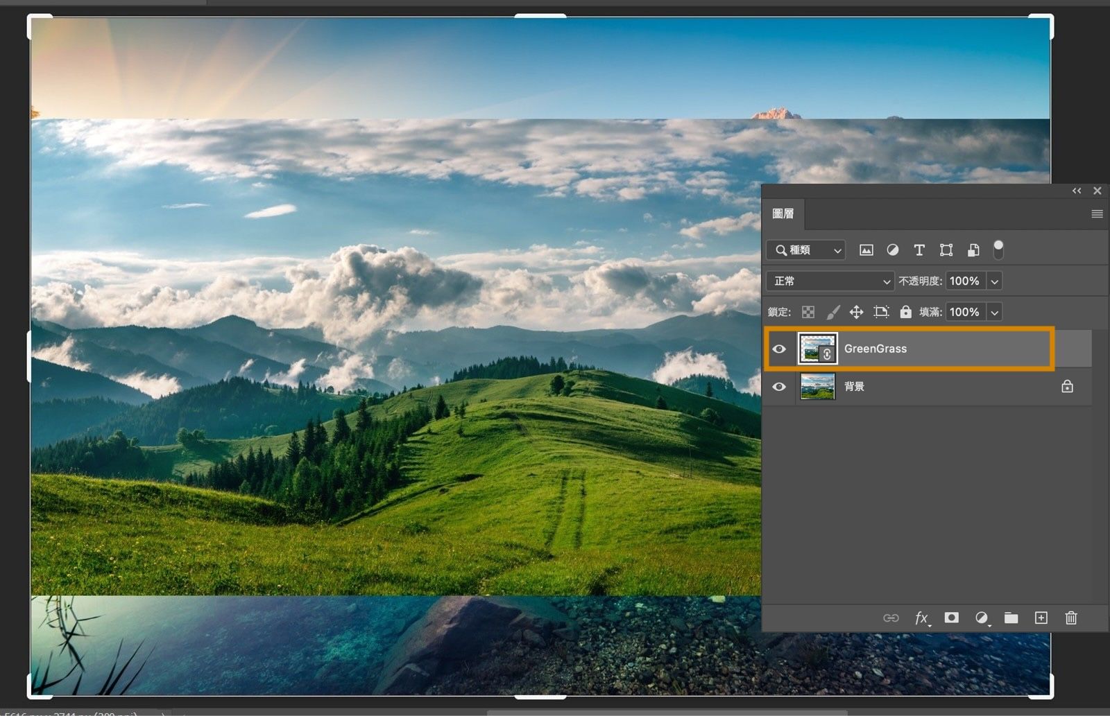Photoshop 工作區顯示綠色山丘和天空。在圖層面板中，已選取連結的 GreenGrass 智慧型物件圖層。