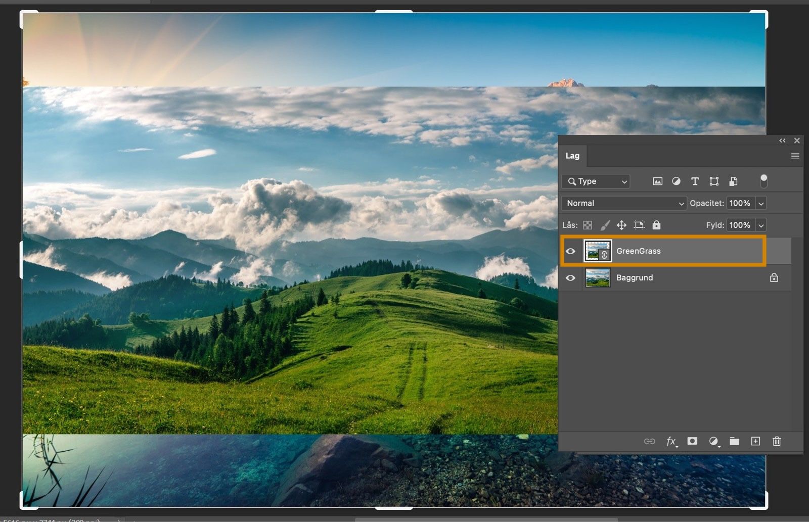 Photoshop-arbejdsrummet viser grønne bakker og himmel. I panelet Lag er det sammenkædede GreenGrass Smart Object-lag valgt.