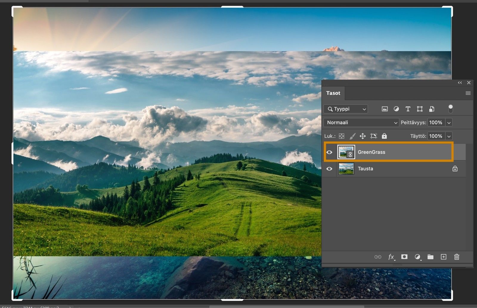 Photoshop-työtilassa näkyy vihreitä kukkuloita ja taivasta.Tasot-paneelissa on valittuna linkitetyn älykkään GreenGrass-objektin taso.