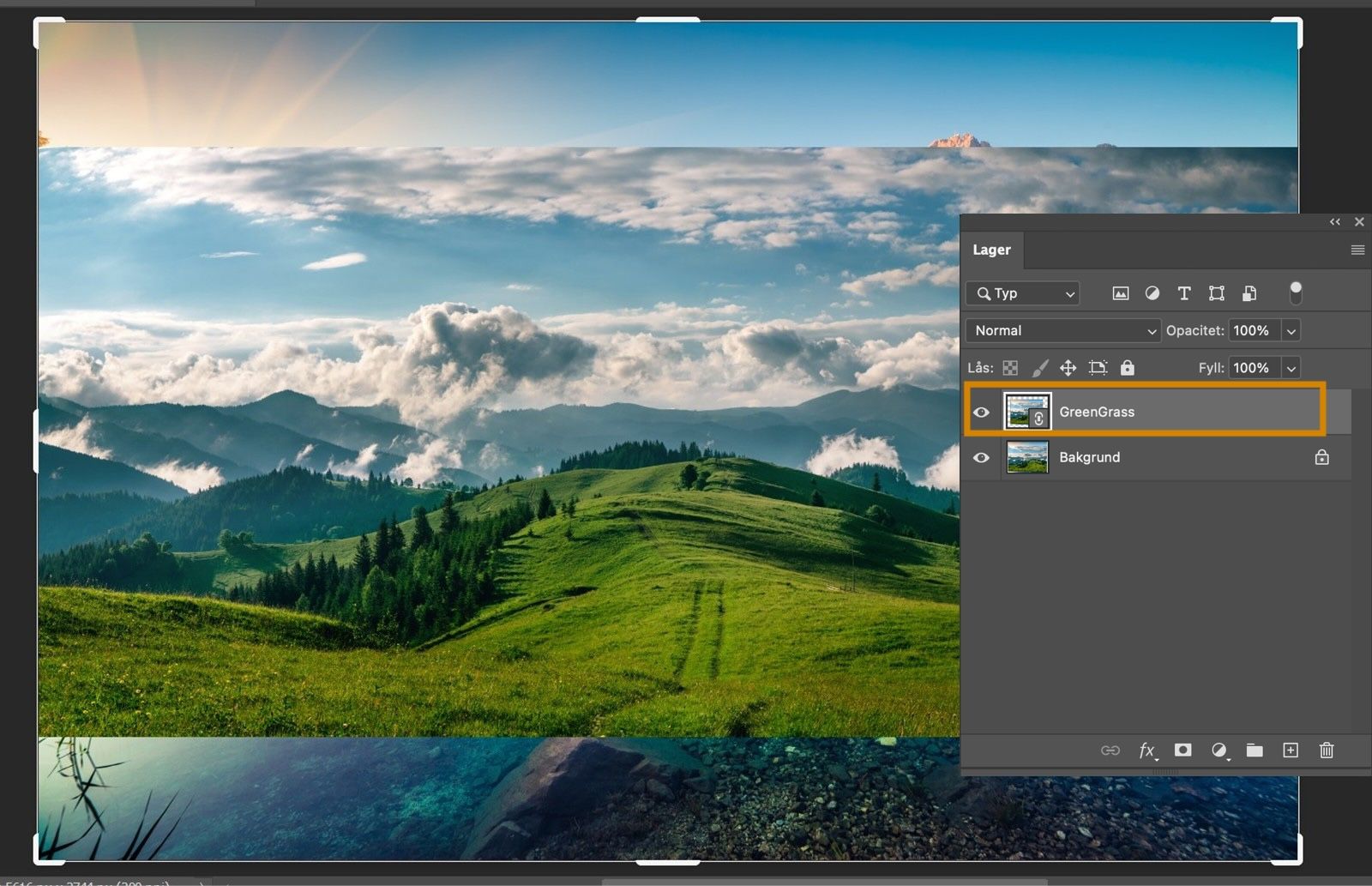 Photoshop-arbetsytan visar gröna kullar och himmel.I Lager-panelen är det länkade GreenGrass smarta objektlagret markerat.