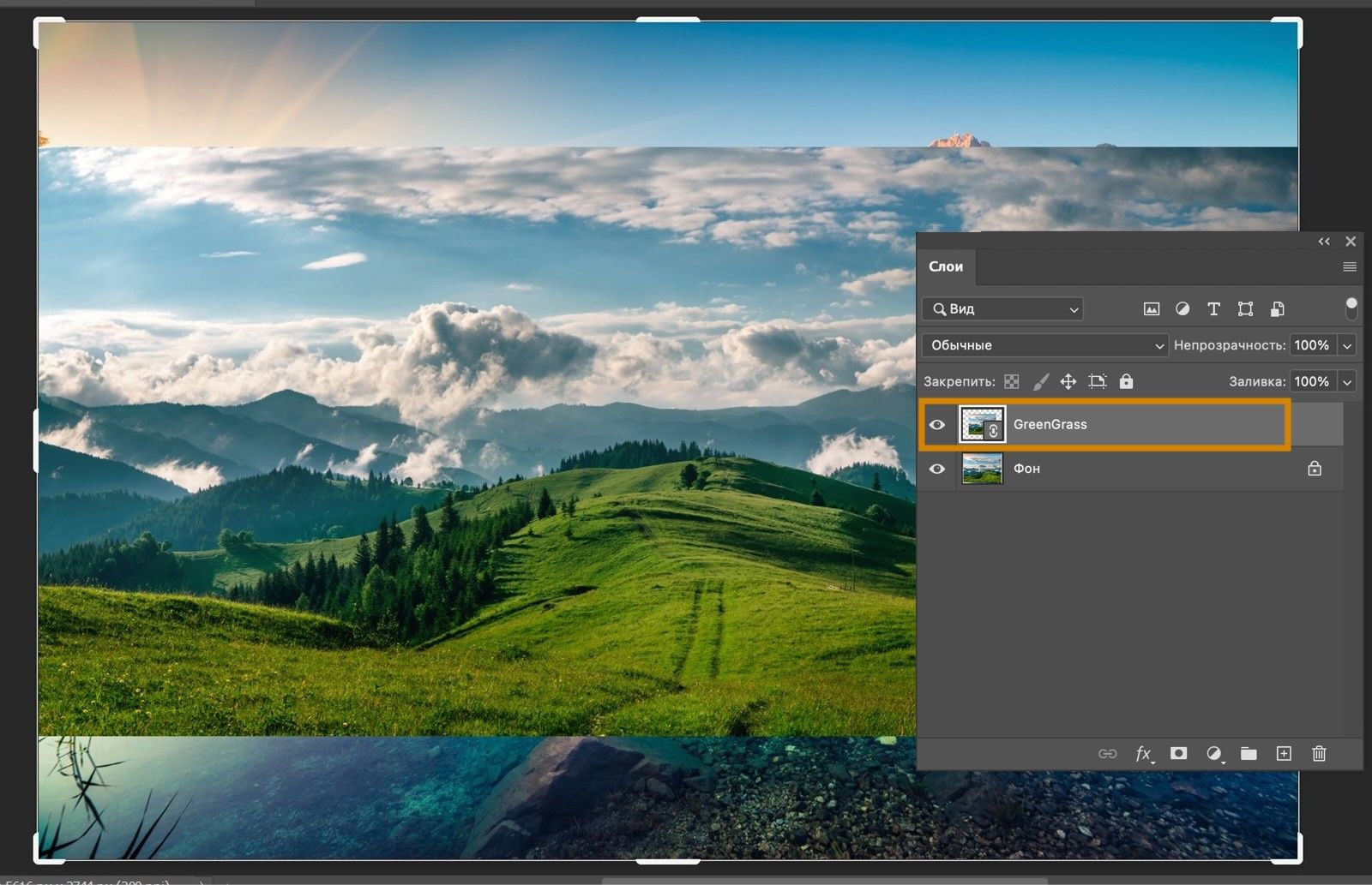 В рабочей среде Photoshop отображаются зеленые холмы и небо. На панели «Слои» выделен слой связанного смарт-объекта GreenGrass.