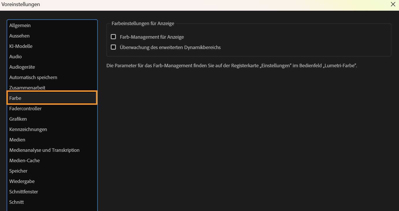 Das Dialogfeld „Voreinstellungen“ ist geöffnet und das Bedienfeld „Farbe“ wird angezeigt. Hier können Benutzende Optionen auswählen, um die Farbdarstellung auf ihrem Bildschirm fein abzustimmen und hellere, lebendigere Videovorschauen auf unterstützten Displays zu ermöglichen.