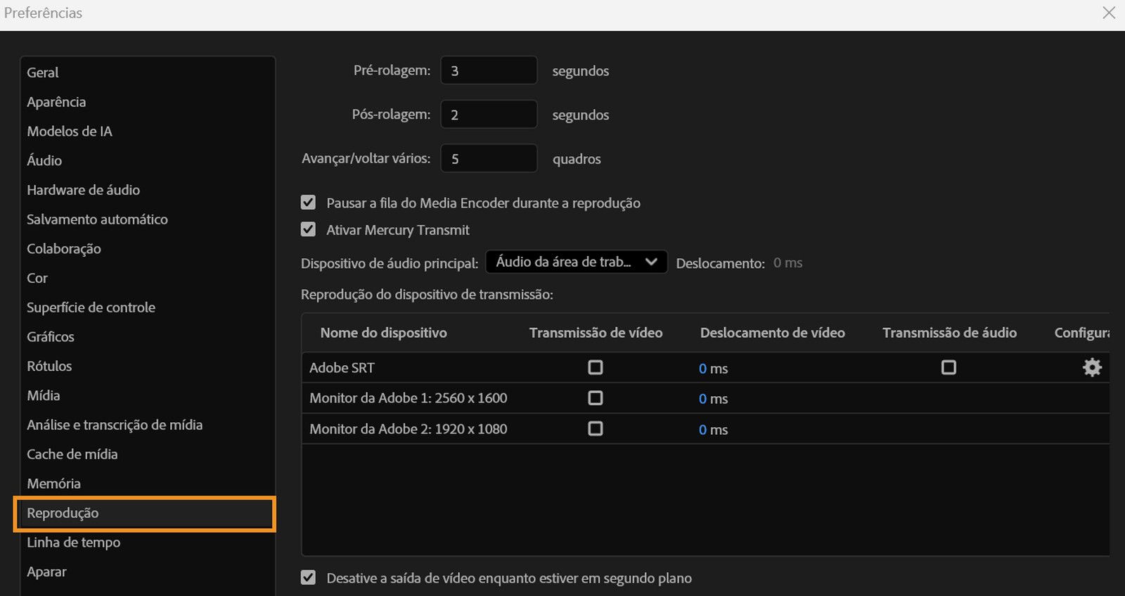 A caixa de diálogo Preferências está aberta com o painel Reprodução exibido, com opções para ajustar as configurações de reprodução, escolher dispositivos de saída e gerenciar o monitoramento externo de vídeo e áudio.