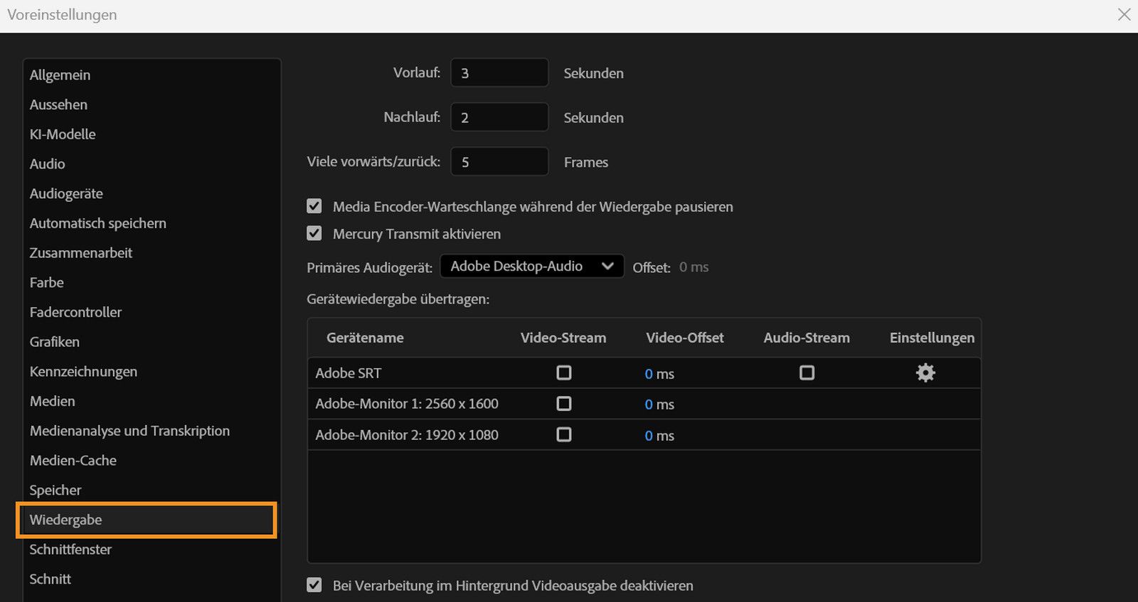 Das Dialogfeld „Einstellungen“ ist geöffnet und zeigt das Bedienfeld „Wiedergabe“ mit Optionen zur Anpassung der Wiedergabeeinstellungen, Auswahl der Ausgabegeräte und zum Verwalten der externen Video- und Audio-Überwachung.