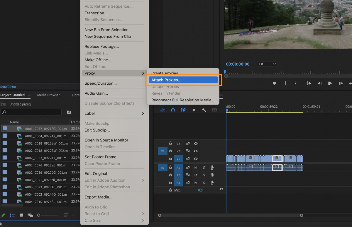 La finestra di dialogo Attach Proxies è aperta e mostra un elenco di clip multimediali ad alta risoluzione attualmente selezionate nel pannello Project.Puoi vedere i nomi di queste clip e il loro stato proxy corrente.