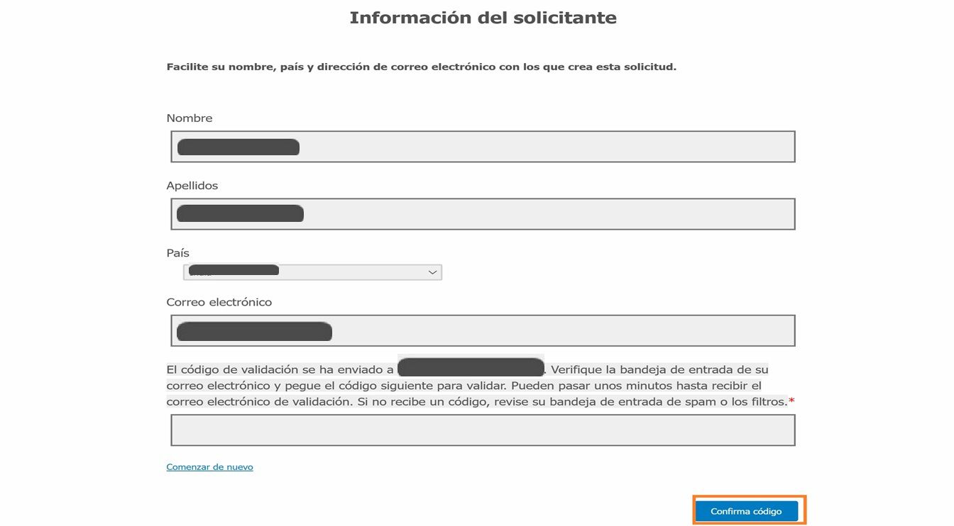 El formulario de información del solicitante muestra campos donde los solicitantes pueden introducir su información de contacto y validar su correo electrónico.